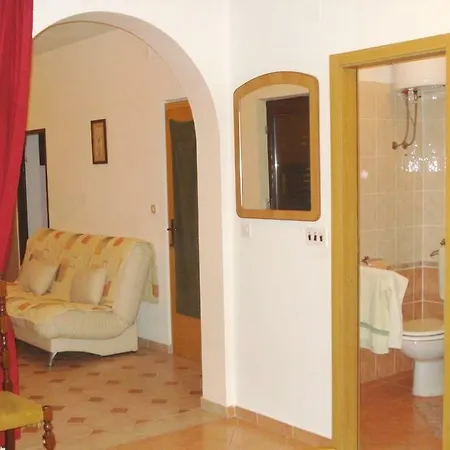 Burmeta Apartment *
